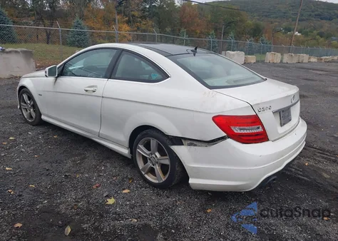 2012 Mercedes-Benz C 250 z USA, uszkodzony, nr VIN WDDGJ4HB2CF743162